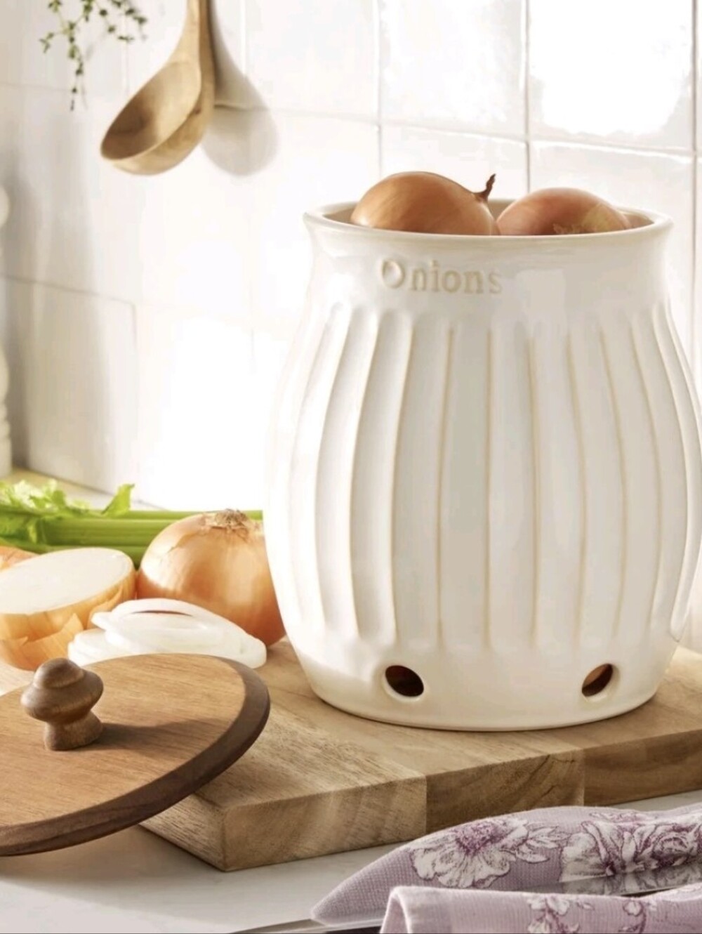 ❤️ The Pioneer Woman Colette Onion Keeper Cream Ceramic with Wooden Lid